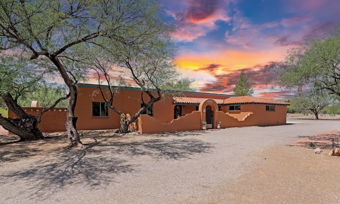 Tubac Casa | Country club living with private pool and hot tub.