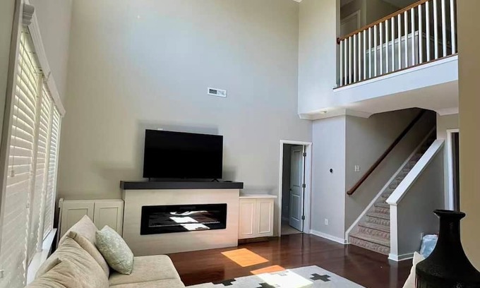 Monroe Casa | Luxury Golf Comm house w Pond, Pool & Tennis