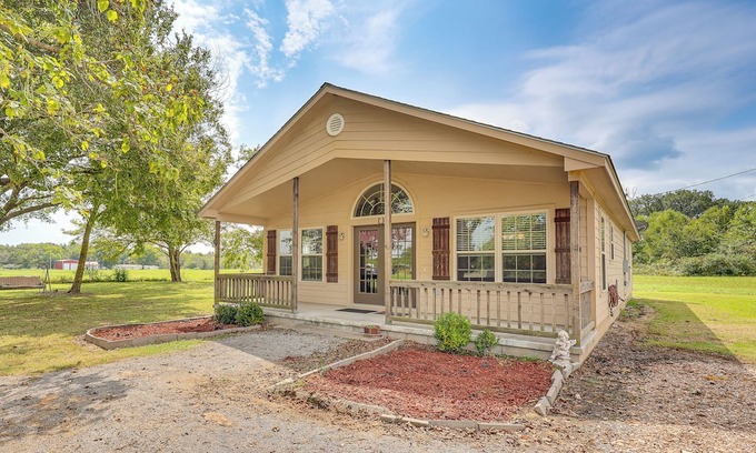 Fort Coffee Casa | 3 Mi to Arkansas River: Rural Family Home w/Yard