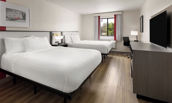 York Hotel | Clean 2 Queen-Bed Room in York just off I-83 Hershey