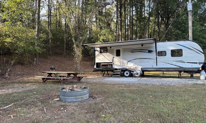 Jacob Alquiler De RV | Camper in country setting beside water, near Burning Star Wildlife area