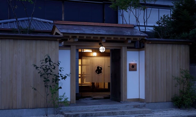 Kuwana Casa | Renovated the main house of Maruyo Lumber, which is over 70 years old. Located in Funama-cho, Kuwana City, the site of the "Shichiri-no-watashi" ferry, the inn is a private house with antiques and artwork that blends the old and the new.