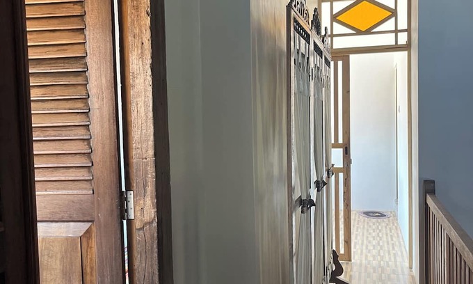 Banyuwangi Cama Y Desayuno | Rumah gaya modern dan tradisional dengan interior khas Osing yang autentik