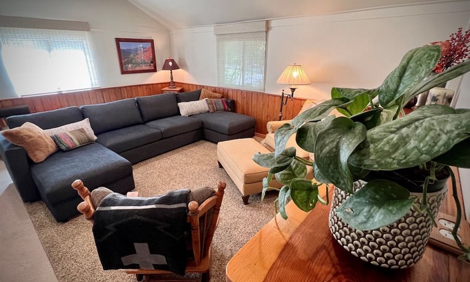 Snowbird Cabaña | Charming Creekside Mountain Cottage