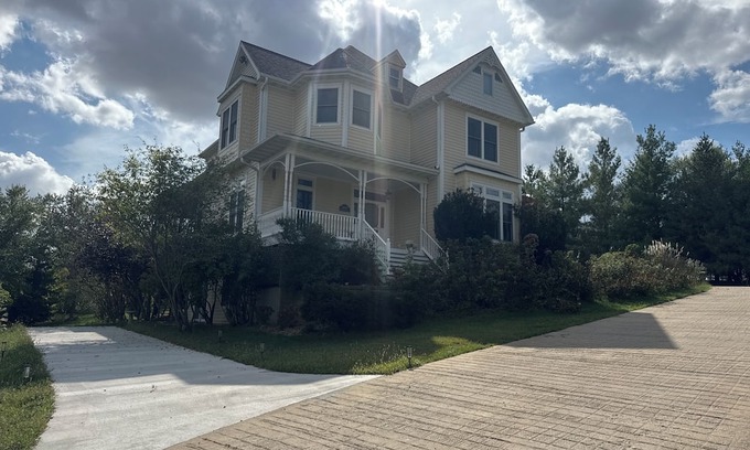 Pella Casa | Victorian Home Retreat Near Pella