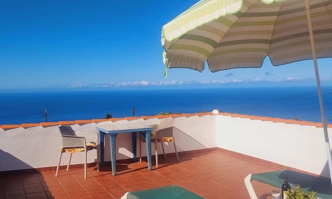 Arecida Apartamento | Apartment 'Isabel' with Sea View, Shared Terrace and Wi-Fi