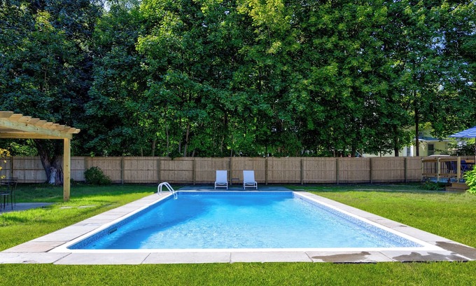Lakeville Casa | Lakeville Lodge with Private Pool – Walkable to Lake, Restaurants, & Salisbury!
