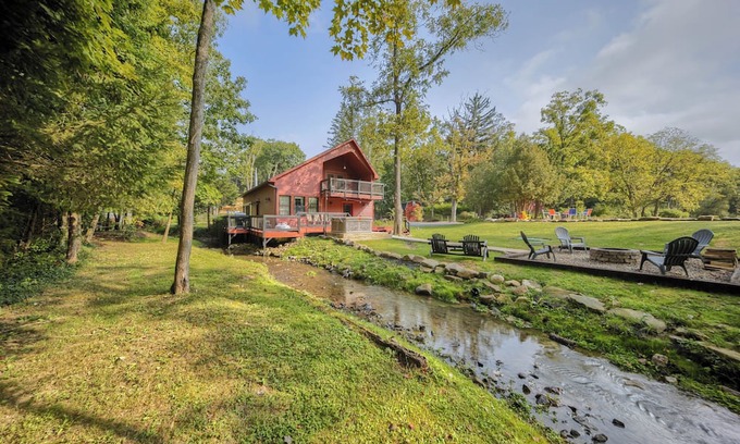 Swengel Cabina | Willow Brook Getaway: Hot Tub, Deck in Mifflinburg