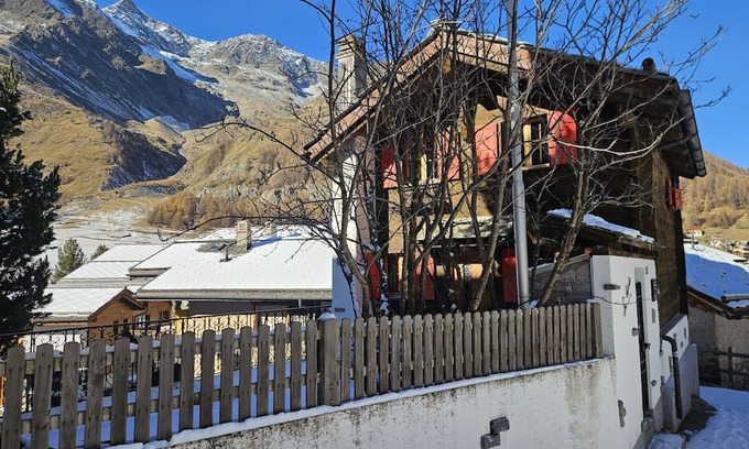 Saas-Fee Chalet De Esquí | Charming chalet Le Camee right next to the sports field