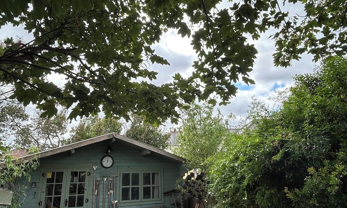 Chichester Cabina | Centrally located cosy cabin in the heart of Chichester close to all attractions