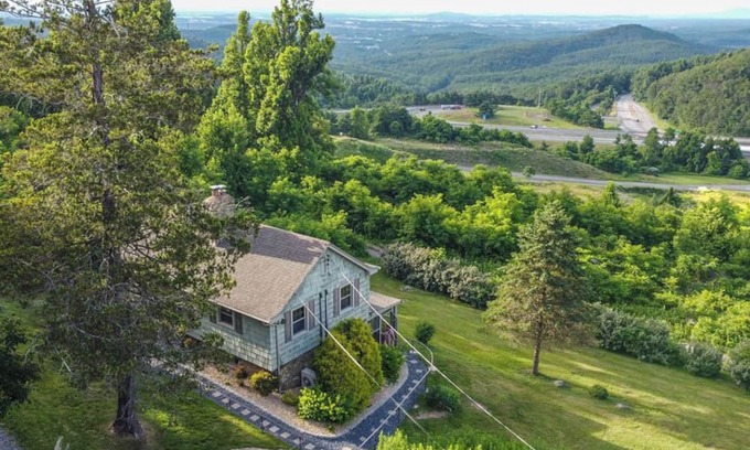 Lyndhurst Cabaña | Stay in history at the Swannanoa Gatekeeper Cottage, a cozy mountain retreat beside Swannanoa Palace. Enjoy timeless charm, modern comforts, and easy access to wineries, breweries, hiking trails, and wedding venues.