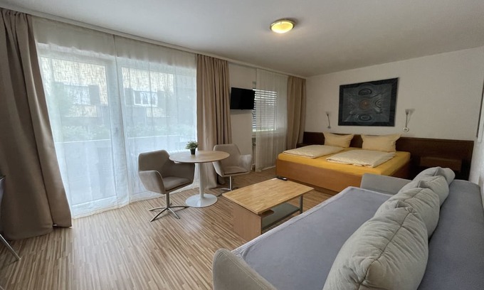 Leonberg Apartamento | Studio with balcony and a sofa