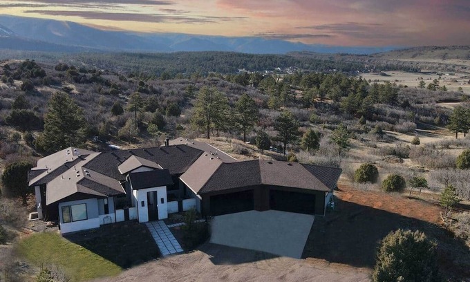 Larkspur Casa | Private, 36 Acres, 6 Kings, HotTub, Views, Clean