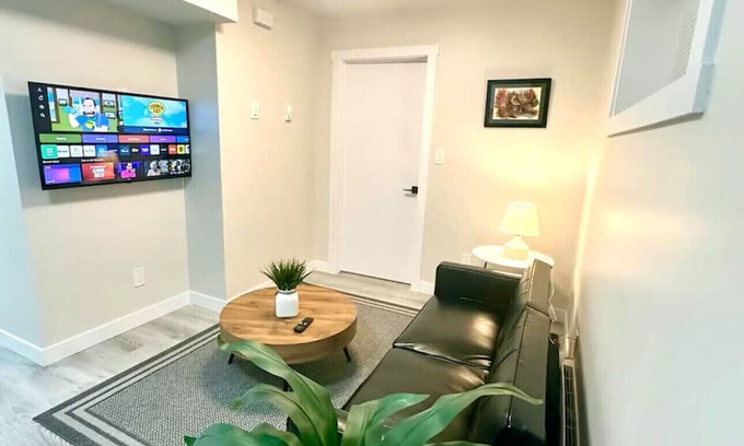 Regina Apartamento | Cozy guest house in The Greens, Regina.nNewly finished 1-bed basement Suite.