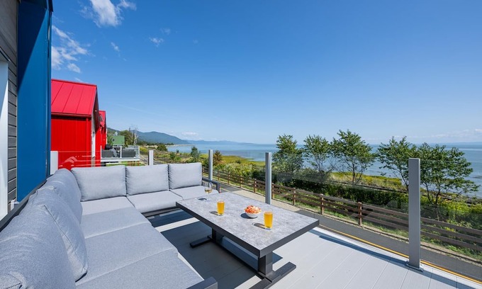 Petite-Riviere-Saint-Francois Chalet De Esquí | Mer et Mont 1223: Spa & River Views Near Le Massif