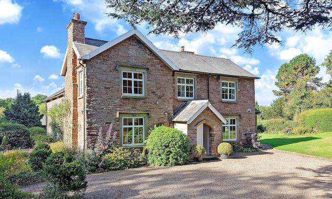 Hay-on-Wye Cabaña | Blackway House - sleeps 20 guests in 7 bedrooms