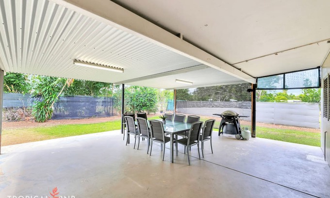 Anula Casa | Spacious 4BR Family Home on Big Block | Sleeps 10