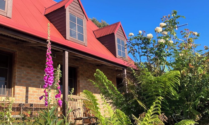 Zeehan Cabina | SeaHen Lodge - rustic farmhouse charm with amazing mountain views