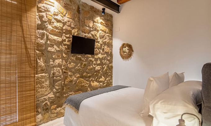 Balaguer Apartamento | Bed and Breakfast 'Habitació Doble' with Shared Terrace, Wi-Fi and Air Conditioning