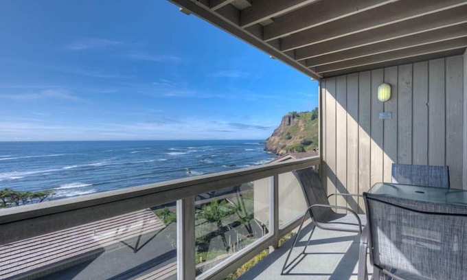 Otter Rock Apartamento | Panoramic Oceanview Room w/King Bed + Kitchenette
