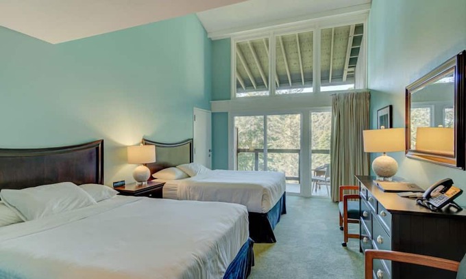 Otter Rock Apartamento | Forest-View Room with 2 Queen Beds + Kitchenette