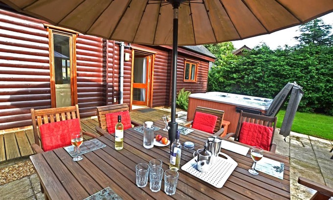 Pentney Cabaña | South facing 4br lodge with Hot tub in 1/4 acre in tranquil setting.
