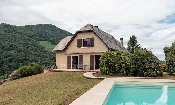 Arthez-d'Asson Casa | Villa Delb – Mountain View, Private Pool and Wi-Fi