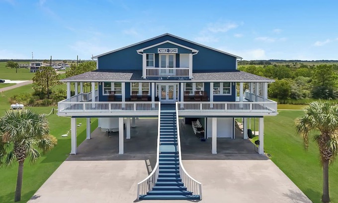 Anahuac Casa | Spacious Bayfront home in Anahuac, TX. 4 bed, 3 bath, sleeps 14