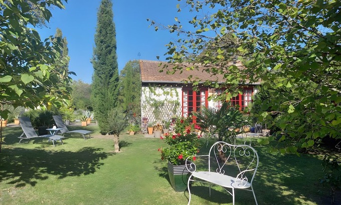 Gy-en-Sologne Casa | Holiday Home 'Cocooning Au Cœur De La' with Wi-Fi and Air Conditioning