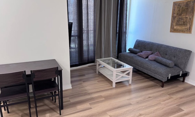 Downtown Mississauga Apartamento | Modern 1-bedroom condo near Square One Mall Mississauga.