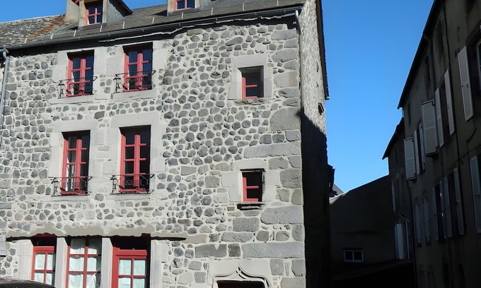 Murat Casa | Holiday Home 'La Maison De Marie' with Private Terrace and Wi-Fi
