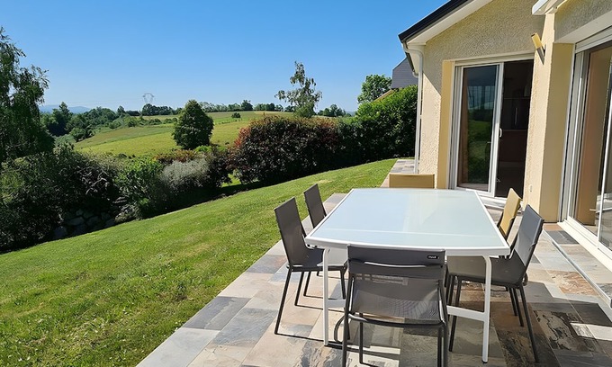 Buzy Casa | Holiday Home 'Gite Gousseau' with Mountain View, Private Terrace and Wi-Fi