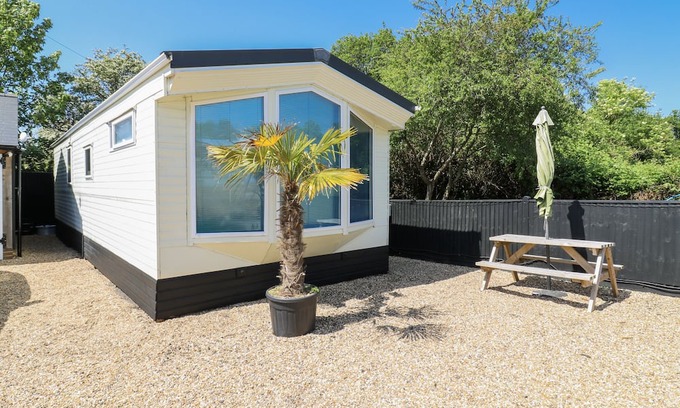Battle Cabaña | WHITE HART CARAVAN, pet friendly, with a garden in Battle
