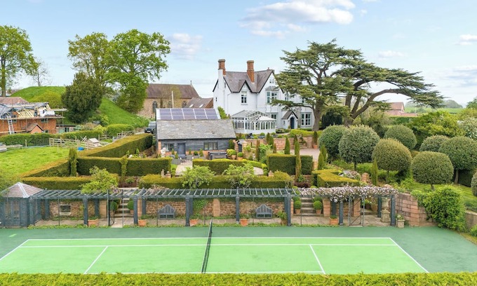 Halfway House Casa | A luxurious and beautifully restored Victorian Rectory nestled in the heart of Shropshire’s stunning countryside. Perfect for family gatherings, celebrations, or a peaceful retreat, this elegant estate sleeps up to 14+5 guests.