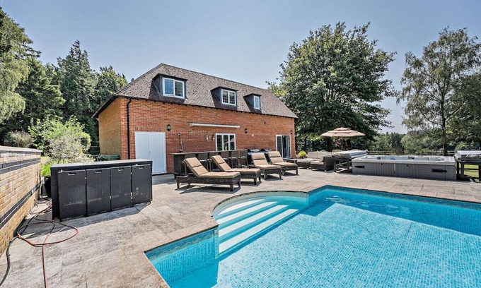 Maidstone Casa | Perfect Booking | Luxury Home With Pool & Gym