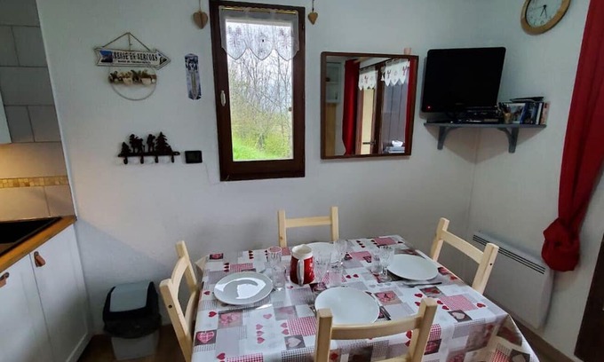 Gresse-en-Vercors Apartamento | Apartment 'Le Serpaton' with Mountain View and Balcony