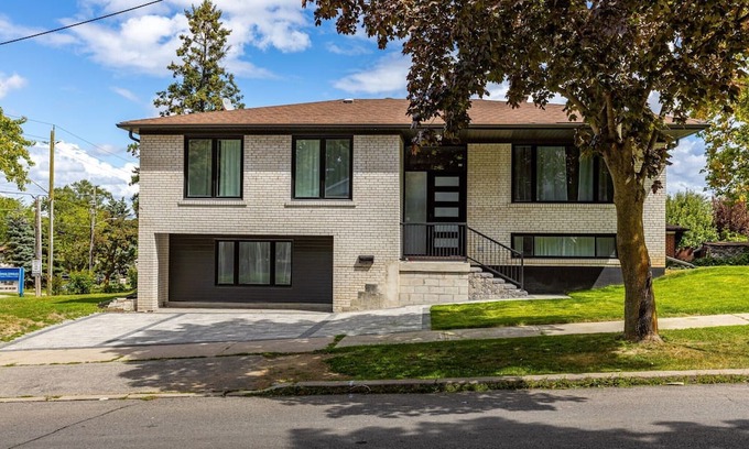 Newtonbrook Casa | Modern Spacious 6-Bedroom Retreat