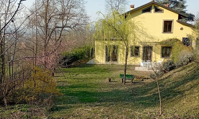 Castagneto Po Apartamento | Holiday Home 'Il Trucchetto' with Private Garden