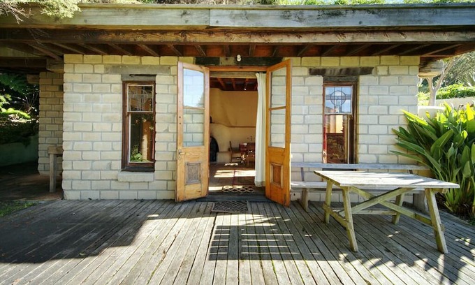 Pigeon Bay Apartamento | The Mud House— earth studio in Pigeon Bay with views, wood-fired sauna & bath!