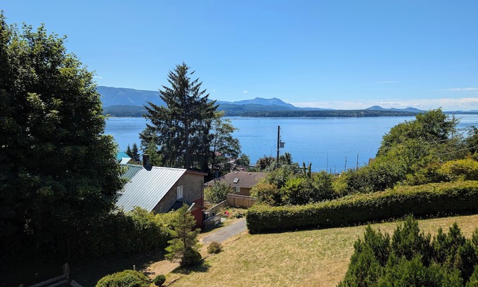Alert Bay Apartamento | The Founder's Vista Suite | Spacious Ocean View Apartment with Full Kitchen