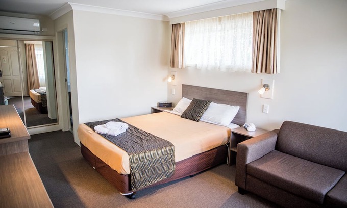 Goulburn Cama Y Desayuno | Lilac City Motor Inn Deluxe Queen Room 11
