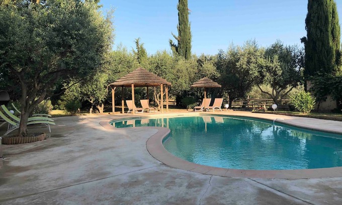 Le Val Casa | Holiday Home 'Au Écuries Du Mas Di Gau' with Shared Pool, Wi-Fi and Air Conditioning