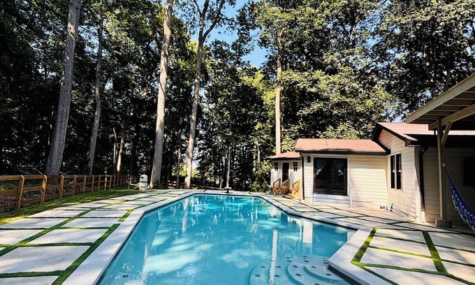 West Friendship Casa | The blissful house in Howard County with 3 bedrooms 3 bathrooms.