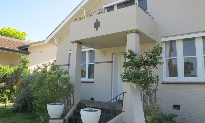 Moonee Ponds Casa | Glengrove @ Moonee Ponds, sleeps 6, big garden