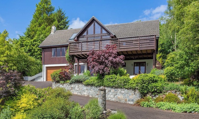 The Braes Cabaña | Corrie Burn Villa is located on Braes of Ullapool with spectacular sea views.