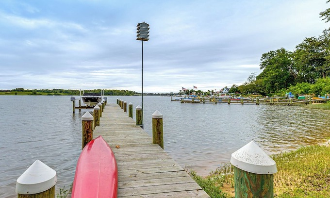 Earlville Casa | Patio & Water Views: Serene Bohemia River Escape!