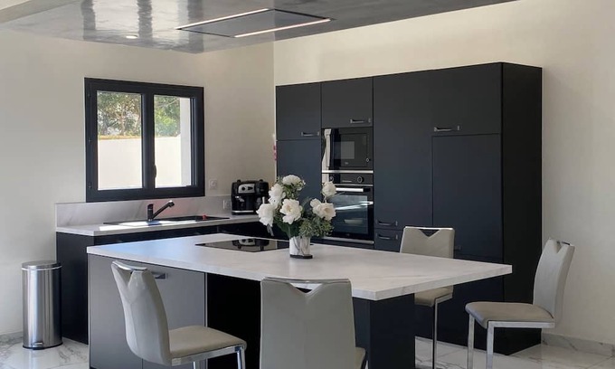 Beziers Villa | Modern villa between the sea and the vineyards