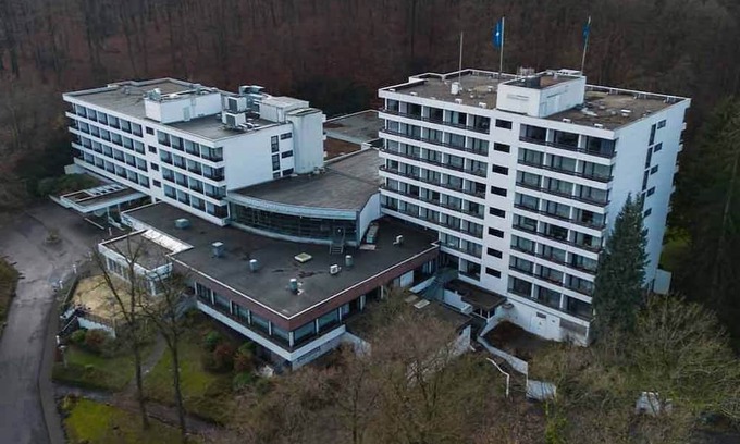 Arnsberg Hotel | Arnsberg Adventure Starts In Pool Room With Pets Included