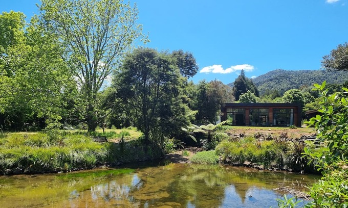 Coromandel Casa | Stylish-Peaceful-Tranquil-Spacious Couples Getaway. Pond/Stream/Fire/Internet