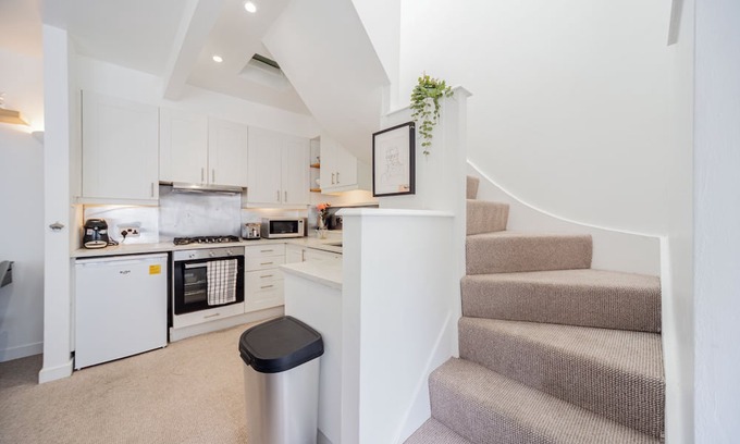Kensal Green Casa | Cosy & Stylish 3 Bed House Near Shepherd’ Bush+ Central London | Wi-Fi | Parking